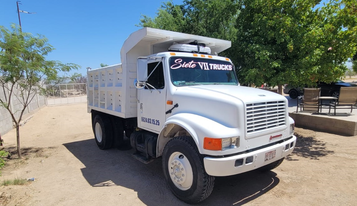 Camión blanco con aire acondicionado instalado
