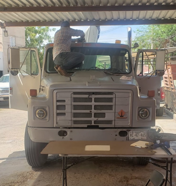 Técnico instalando equipo sobre un camión